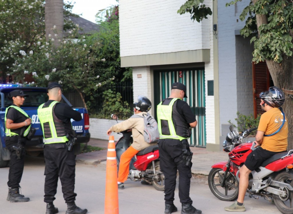 Operativos preventivos: la Policía intensifica controles de vehículos, motovehículos e identificaciones en la ciudad de Santa Fe