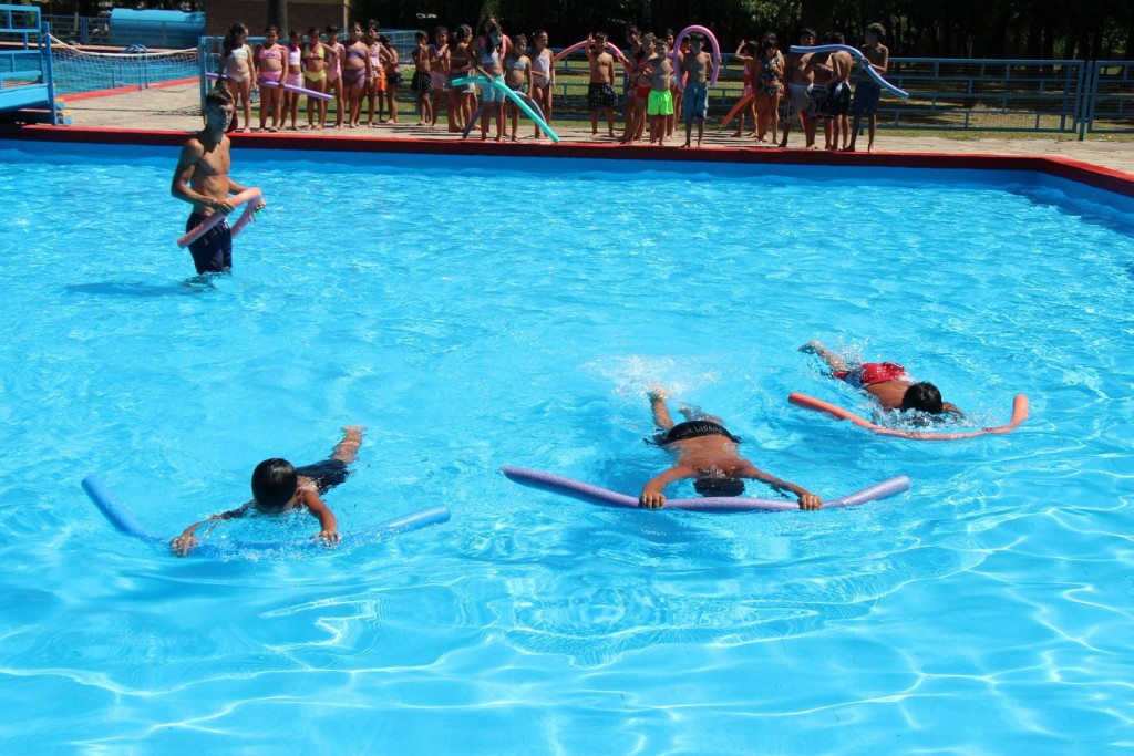 36.000 niños, niñas y adolescentes aprenden a nadar en las Escuelas de Verano de la Provincia