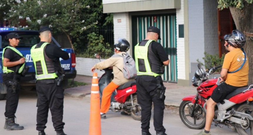 Operativos preventivos: la Policía intensifica controles de vehículos, motovehículos e identificaciones en la ciudad de Santa Fe
