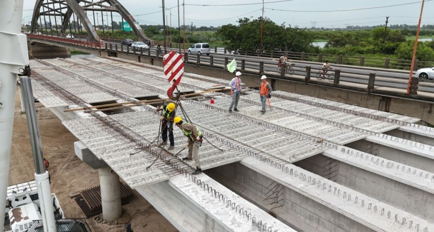 A paso firme: el nuevo Puente Carretero ya muestra la unión de vigas con prelosas
