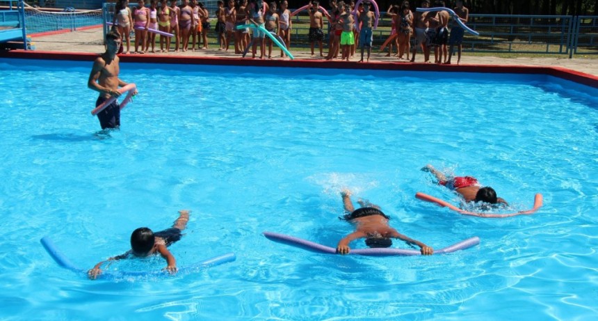 36.000 niños, niñas y adolescentes aprenden a nadar en las Escuelas de Verano de la Provincia