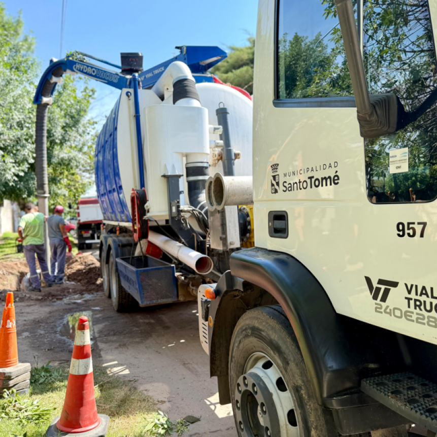 La Municipalidad de Santo Tomé realizó una reparación en la red troncal de cloacas sobre calle Buenos Aires