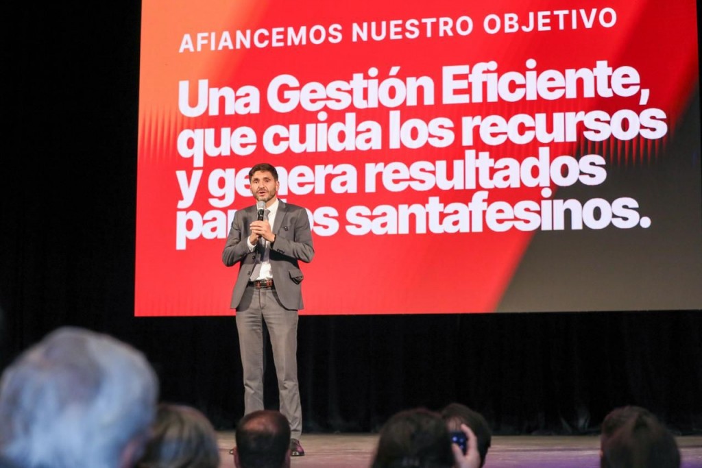 Pullaro llamó a “construir el futuro de Santa Fe con humildad y esfuerzo” 