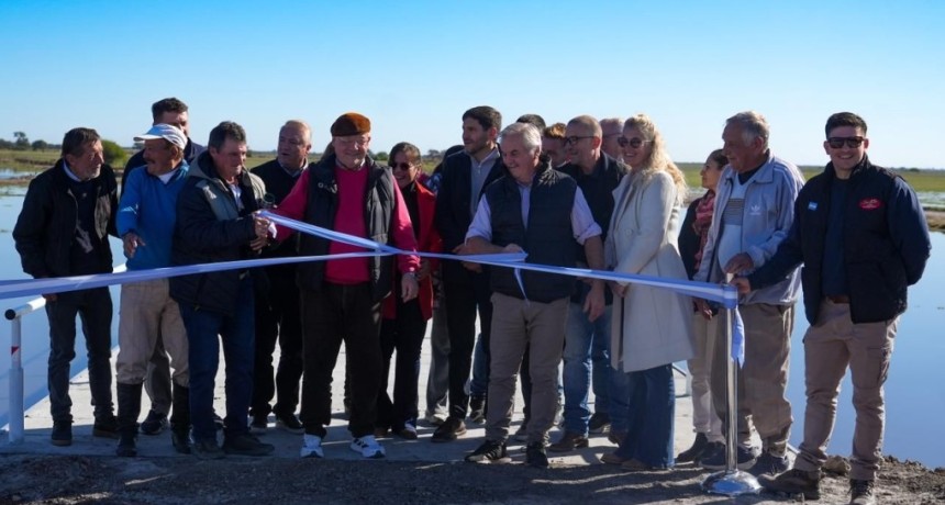 Pullaro inaugur&oacute; un puente clave para la producci&oacute;n en el norte provincial