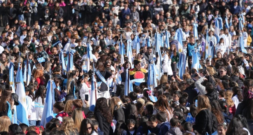 Pullaro encabez&oacute; la Promesa de Lealtad a la Bandera de miles de estudiantes de todo el pa&iacute;s