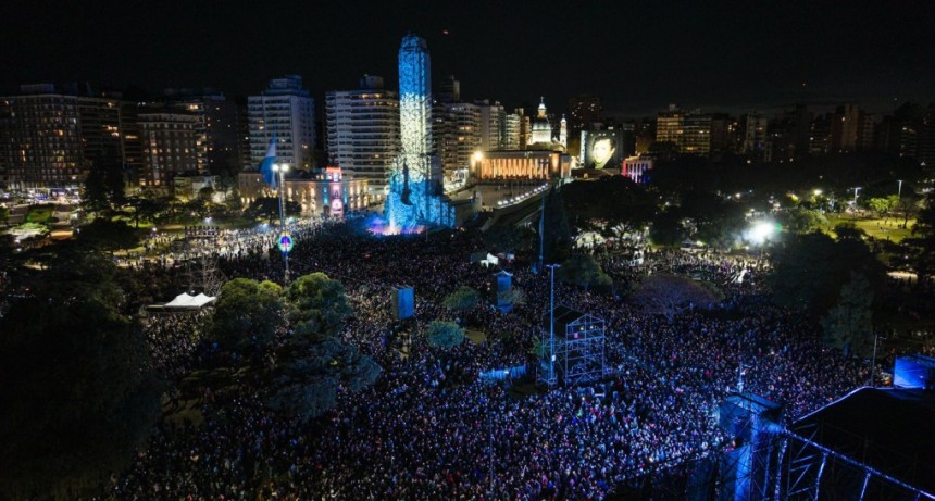 20 de Junio hist&oacute;rico: al pie del Monumento renovado por la Provincia, m&aacute;s de 350.000 personas celebraron el D&iacute;a de la Bandera