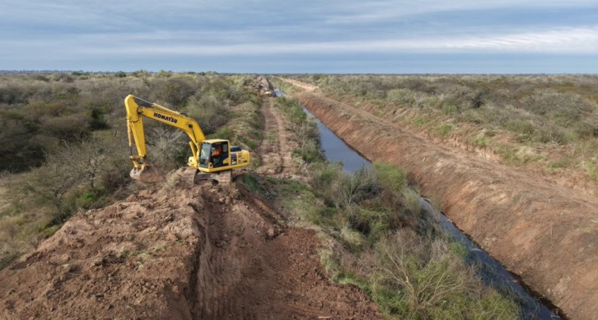 Con trabajos en el Canal Malaqu&iacute;as, la gesti&oacute;n de Pullaro comenz&oacute; la limpieza de 12 canales troncales en el centro provincial