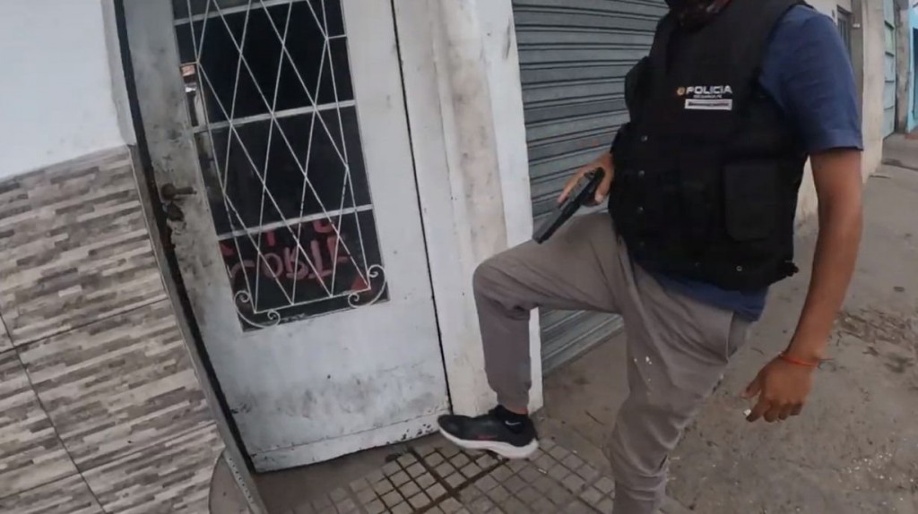 Rosario: impactante allanamiento con drone termina con dos detenidos por venta de drogas en Zona Cero