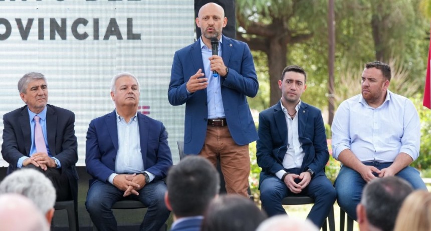 Laguna Paiva: el Gobierno Provincial entregó la escritura de un predio ferroviario para el desarrollo del nuevo Parque Industrial