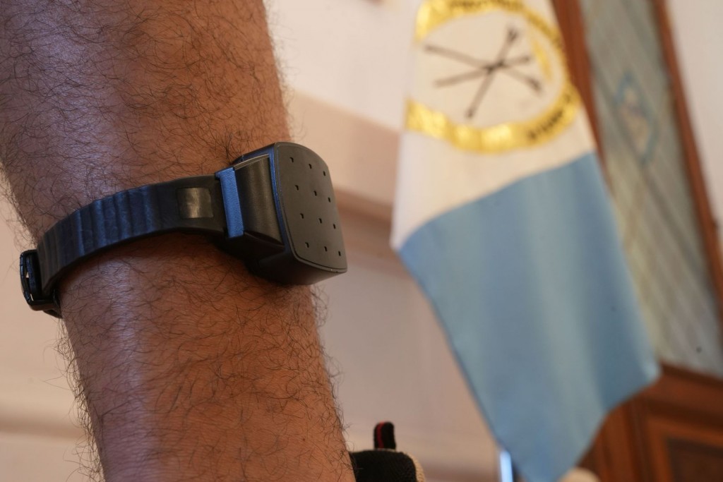 Cómo funcionan las tobilleras duales que adquirió la Provincia para evitar hechos de violencia de género