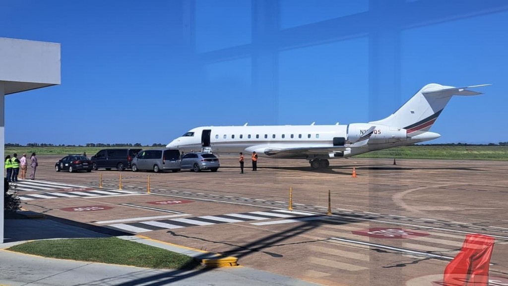 Messi en el Aeropuerto Internacional de Sauce Viejo: más de mil personas recibieron al GOAT sin inconvenientes