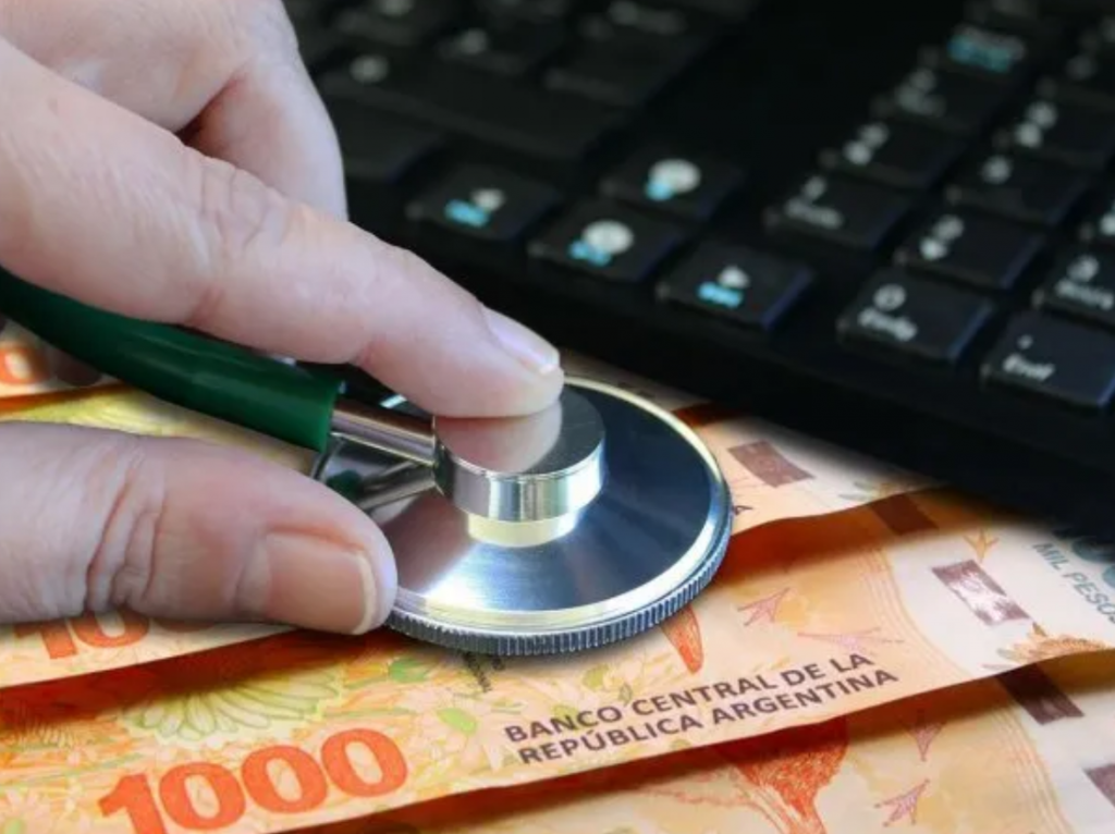 El ajuste en salud golpea los ingresos familiares: prepagas y medicamentos ya consumen más de un tercio del salario