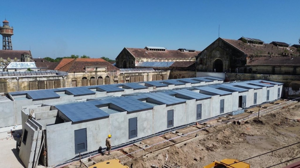 El Gobierno Provincial continúa con la construcción de 4 pabellones de aislamiento en la Cárcel de Coronda: ya montó 66 nuevas celdas 