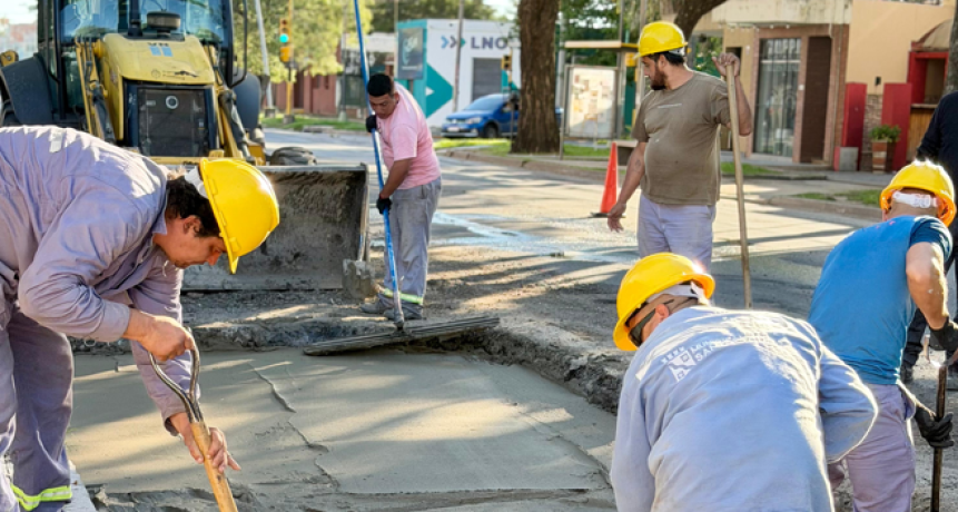 La Municipalidad de Santo Tom&eacute; contin&uacute;a con trabajos de bacheo en la intersecci&oacute;n de Luj&aacute;n y Alvear