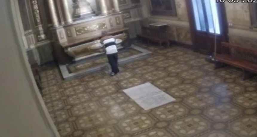 Video: un delincuente robó la corona en la Catedral de Córdoba