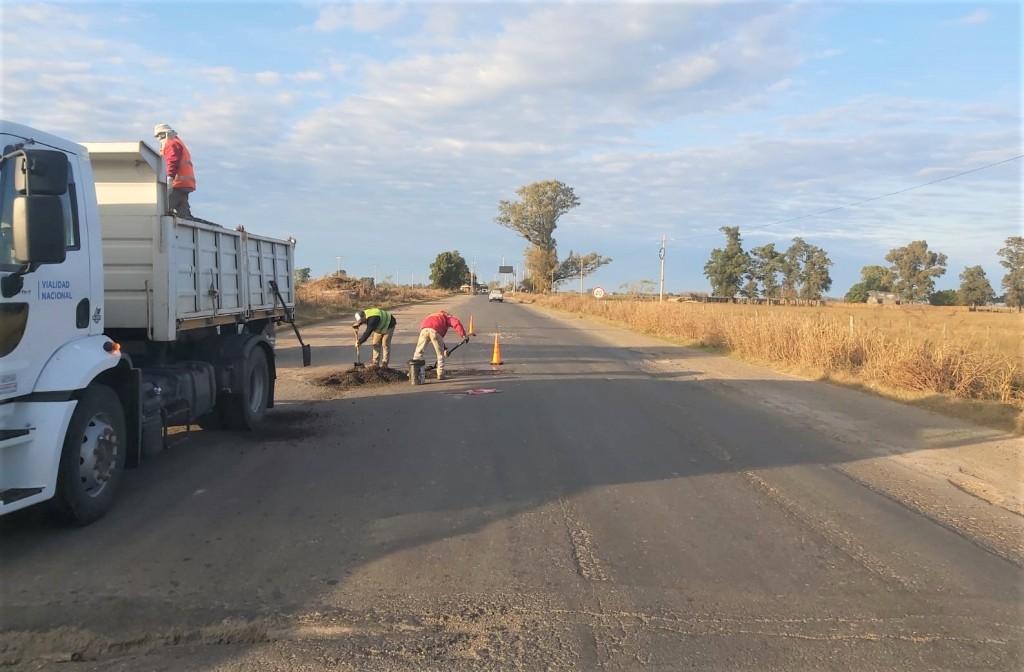 Vialidad Nacional ejectua bacheos sobre Ruta 11 entre Candioti y Videla