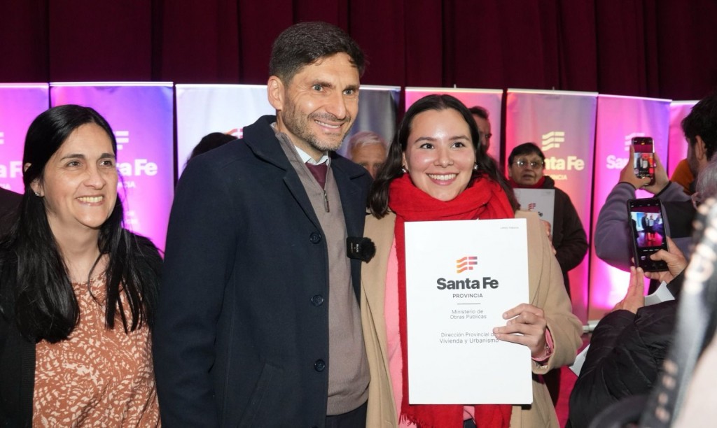 Pullaro encabezó la entrega de más de 70 escrituras a familias de Santo Tomé