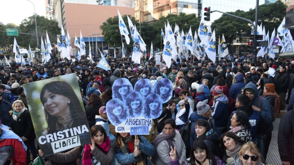 Cristina Kirchner llamó a la militancia a “organizarse” y reiteró la consigna “Vamos a volver”