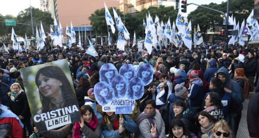 Cristina Kirchner llamó a la militancia a “organizarse” y reiteró la consigna “Vamos a volver”