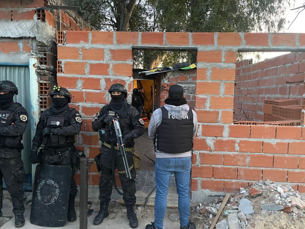 Tres detenidos en múltiples allanamientos por venta de drogas y ...