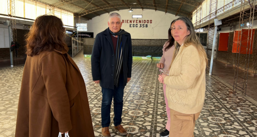 Inclusión y trabajo local: el intendente Papaleo entregó indumentaria escolar en Sauce Viejo