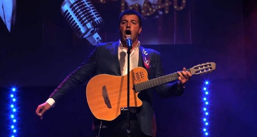 Carlos García, un humorista y cantante con raíces santafesinas: “Disfruto entretener y alegrarle el alma al público”