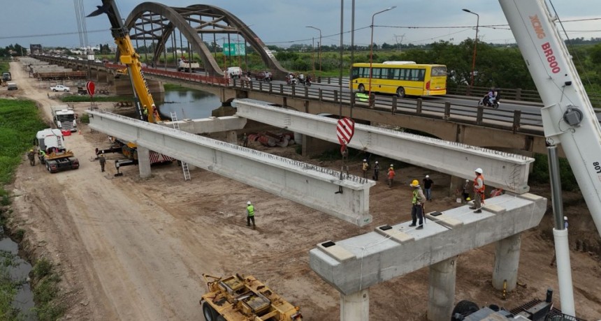 Puente Santa Fe-Santo Tomé: comenzó la colocación de las vigas longitudinales